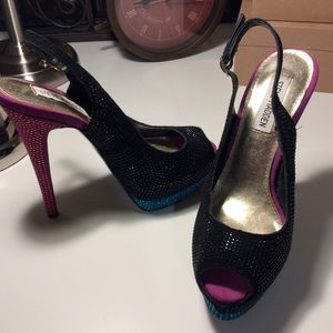 SPARKLE IN THE DARK WITH THESE SEXY 👠 STILETTOS